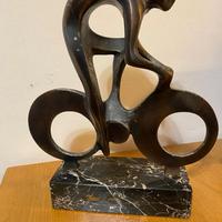 scultura astratta in bronzo