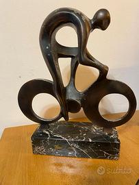 scultura astratta in bronzo