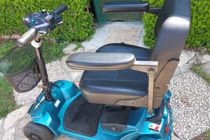 Scooter elettrico con schienale imbottito