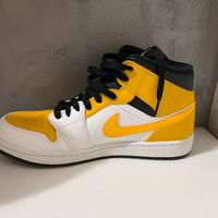 Jordan 1 Mid university gold