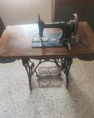 antica macchina da cucire a pedale