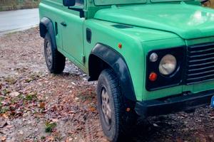 Land Rover Defender 