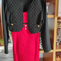 Abito rosso con coprispalle nero