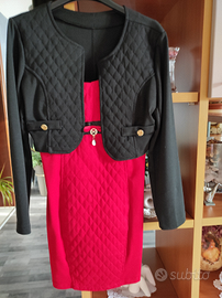 Abito rosso con coprispalle nero