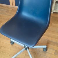 Sedia girevole blu con rotelle