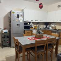Cucina con tavolo