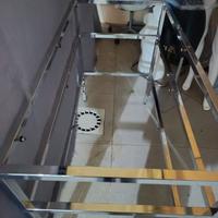 tavolo in acciaio con tre ripiani in vetro 