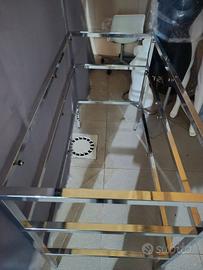 tavolo in acciaio con tre ripiani in vetro 