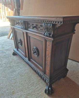 Credenza in legno intagliato stile rinascimentale