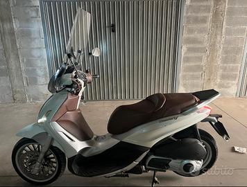 Beverly 300 i.e. + caschi e parabrezza
