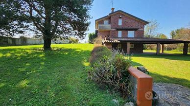 Villa di 377 m² con 5 locali e box auto doppio a O