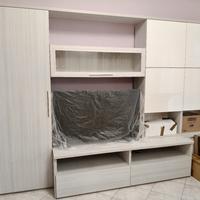 Sala stile moderno con divano e tende 