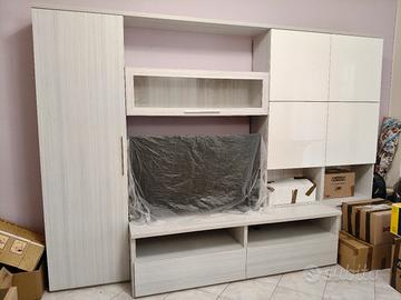 Sala stile moderno con divano e tende 