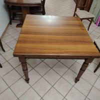 tavolo con 4 sedie in legno