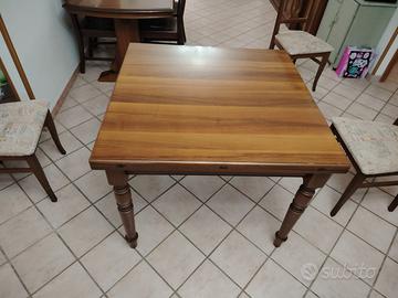 tavolo con 4 sedie in legno