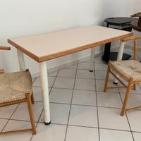 Tavolo cucina con tre sedie cordinate