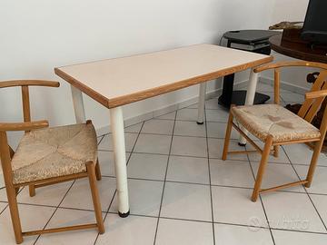 Tavolo cucina con tre sedie cordinate