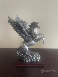 Statua Pegaso alato argentato