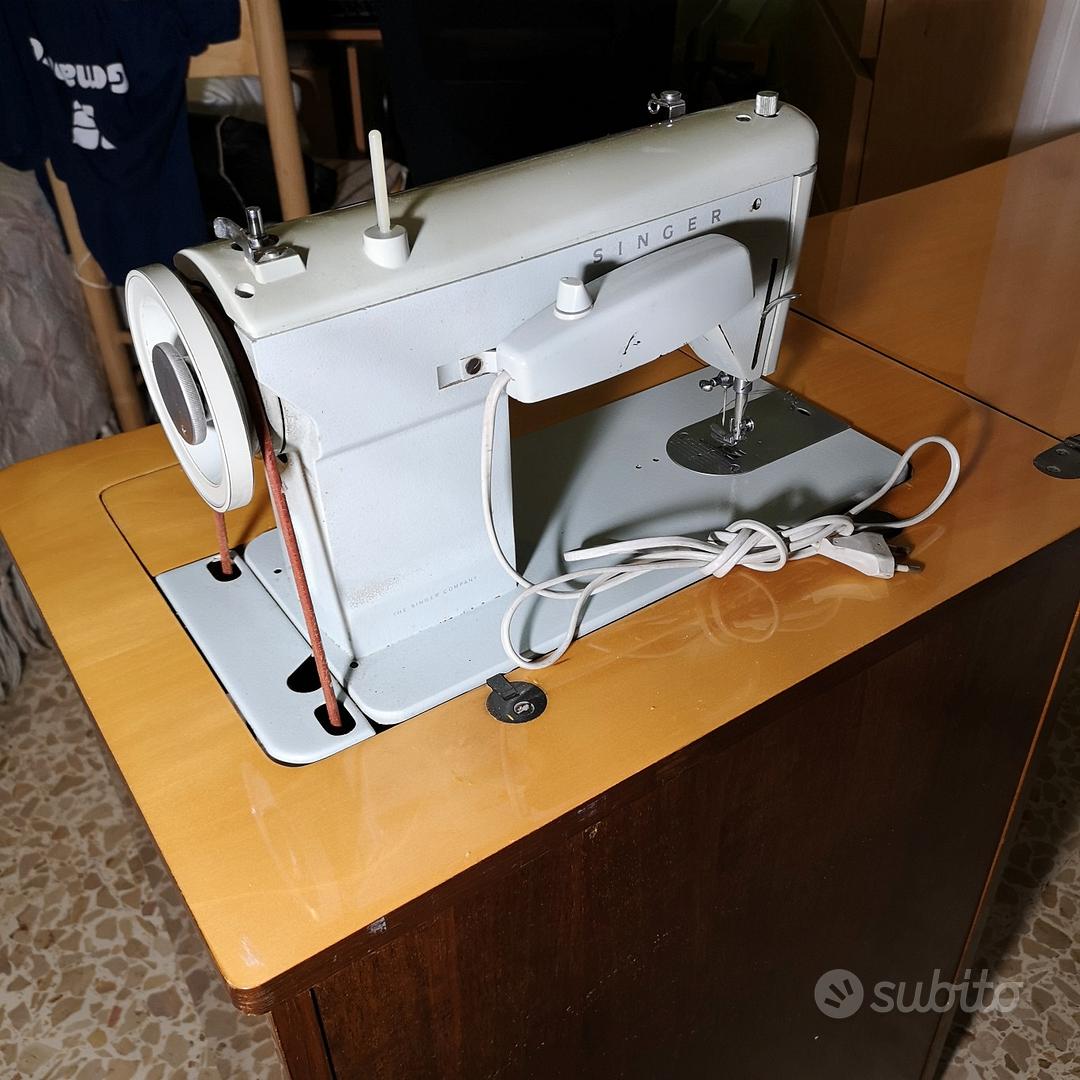 Macchina da cucire Vintage modello Singer 207 con mobiletto - Funzionate