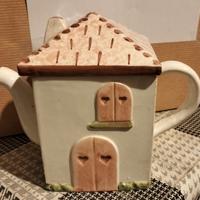 Teiera a forma di casa, porta biscotti