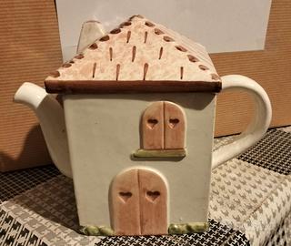 Teiera a forma di casa, porta biscotti