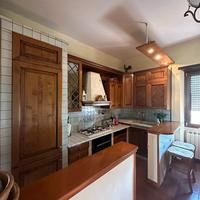 Cucina in legno con elettrodomestici