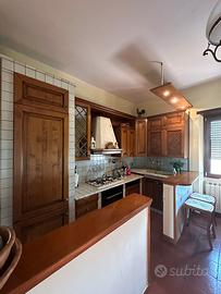 Cucina in legno con elettrodomestici