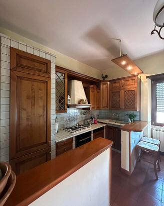 Cucina in legno con elettrodomestici