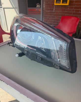 Faro destro Mercedes Cla