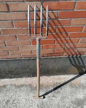 Forca a 4 denti con manico in legno