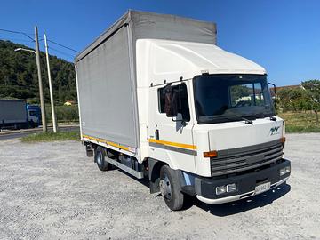 Autocarro Nissan con sponda