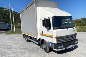 Autocarro Nissan con sponda