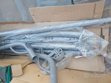 Porta amaca in metallo con ruota integrata.