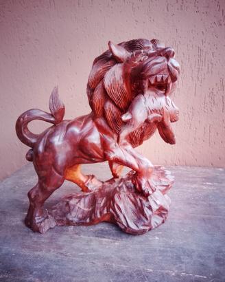 Leone in legno