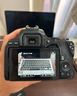 Canon 250 D + canon EF 10-18 lense (bundle)