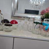 Collezione bottiglie e barattoli