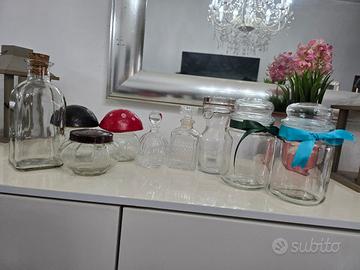 Collezione bottiglie e barattoli