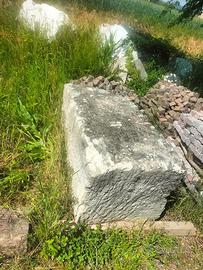 Vasca  antica  in tufo o pietra di  cantone .