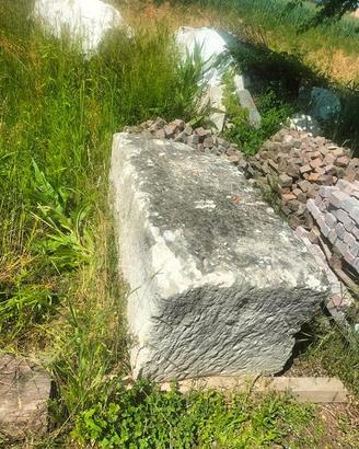 Vasca  antica  in tufo o pietra di  cantone .