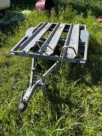 Rimorchio per motociclette fino a tre moto.