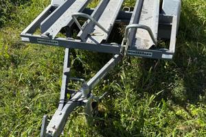 Rimorchio per motociclette fino a tre moto.