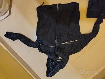 pantaloni e giacca anti pioggia 