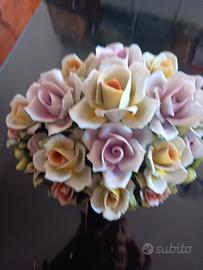 centro tavola rose in capodimonte 