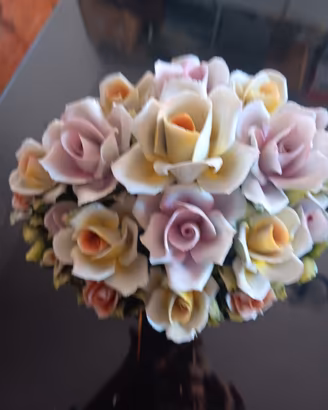 centro tavola rose in capodimonte 