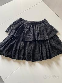 Gonna nera in pizzo e balze