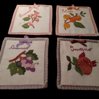Set di 4 quadretti ricamati a mano