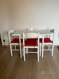 Tavolo con sedie