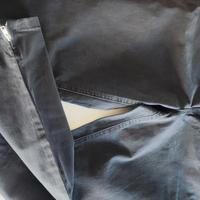 Jeans neri elasticizzati con zip alle caviglie 