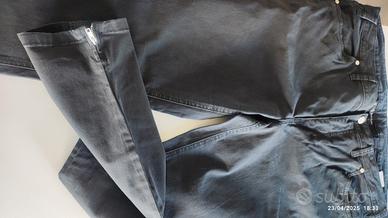 Jeans neri elasticizzati con zip alle caviglie 