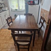 Tavolo in legno massello  con 4 sedie
